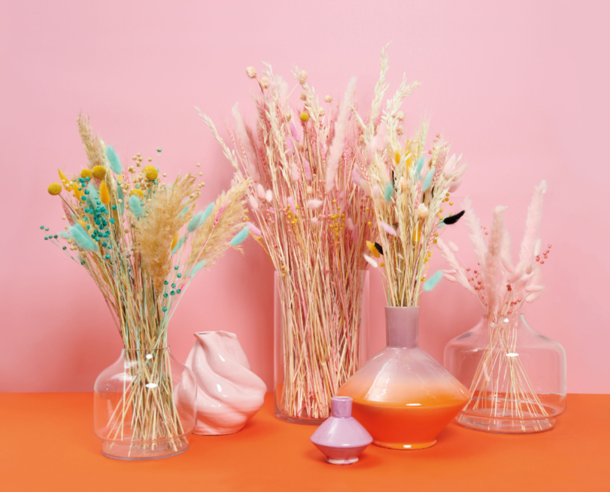Trockenblumen in verschiedenen Vasen