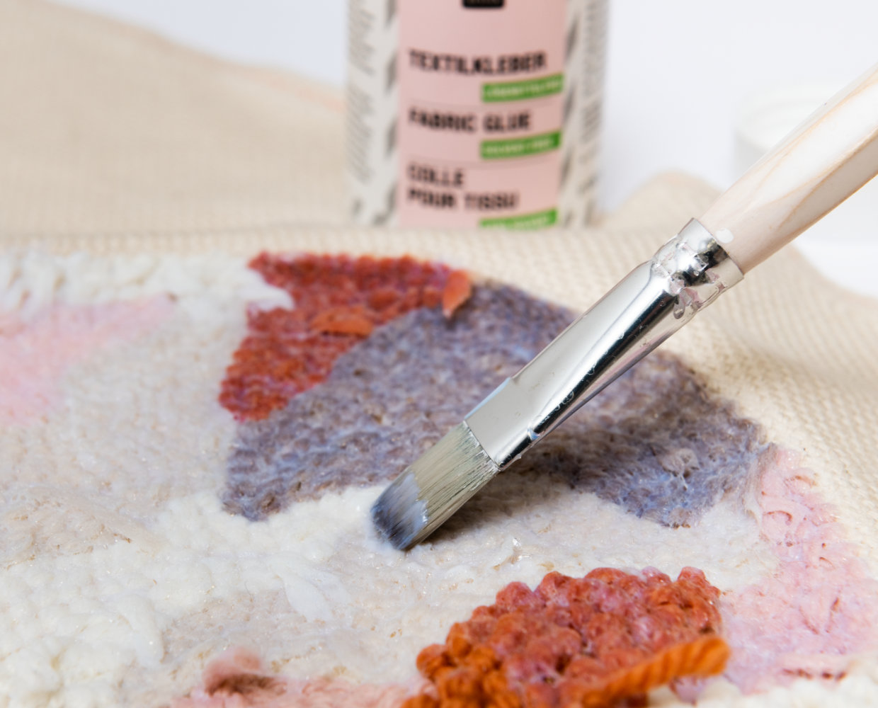 Punch Needle: Mit Textilkleber fixieren