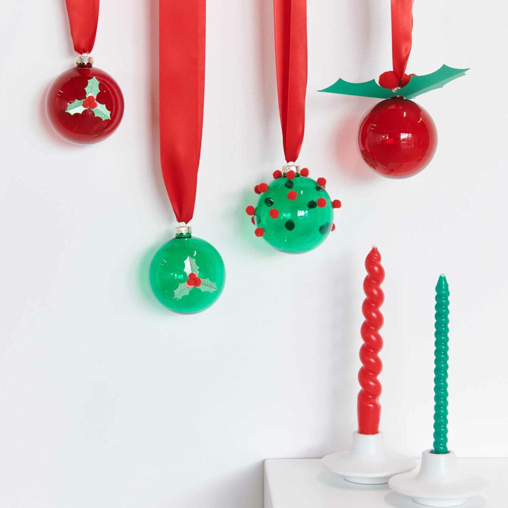 Weihnachtskugeln mit Pompons und Stickern gestalten
