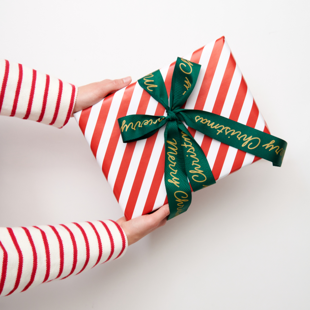 Mit passendem Geschenkband umwickeln und zur Geschenkschleife binden