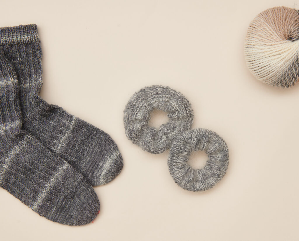 Im Partnerlook mit den Socken: Fertiges Scrunchie aus Wollresten