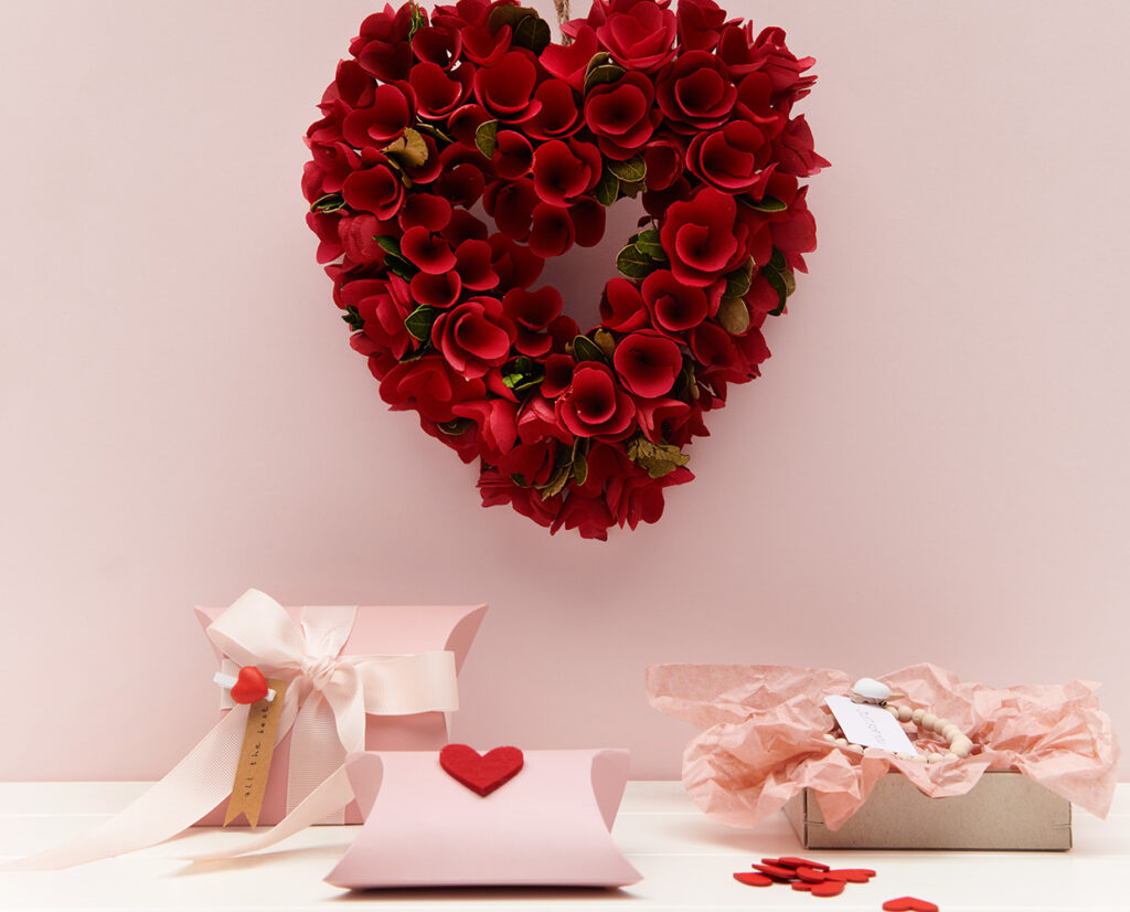 Künstlicher Herzkranz für die Valentinstags Dekoration: Geschenke verpacken