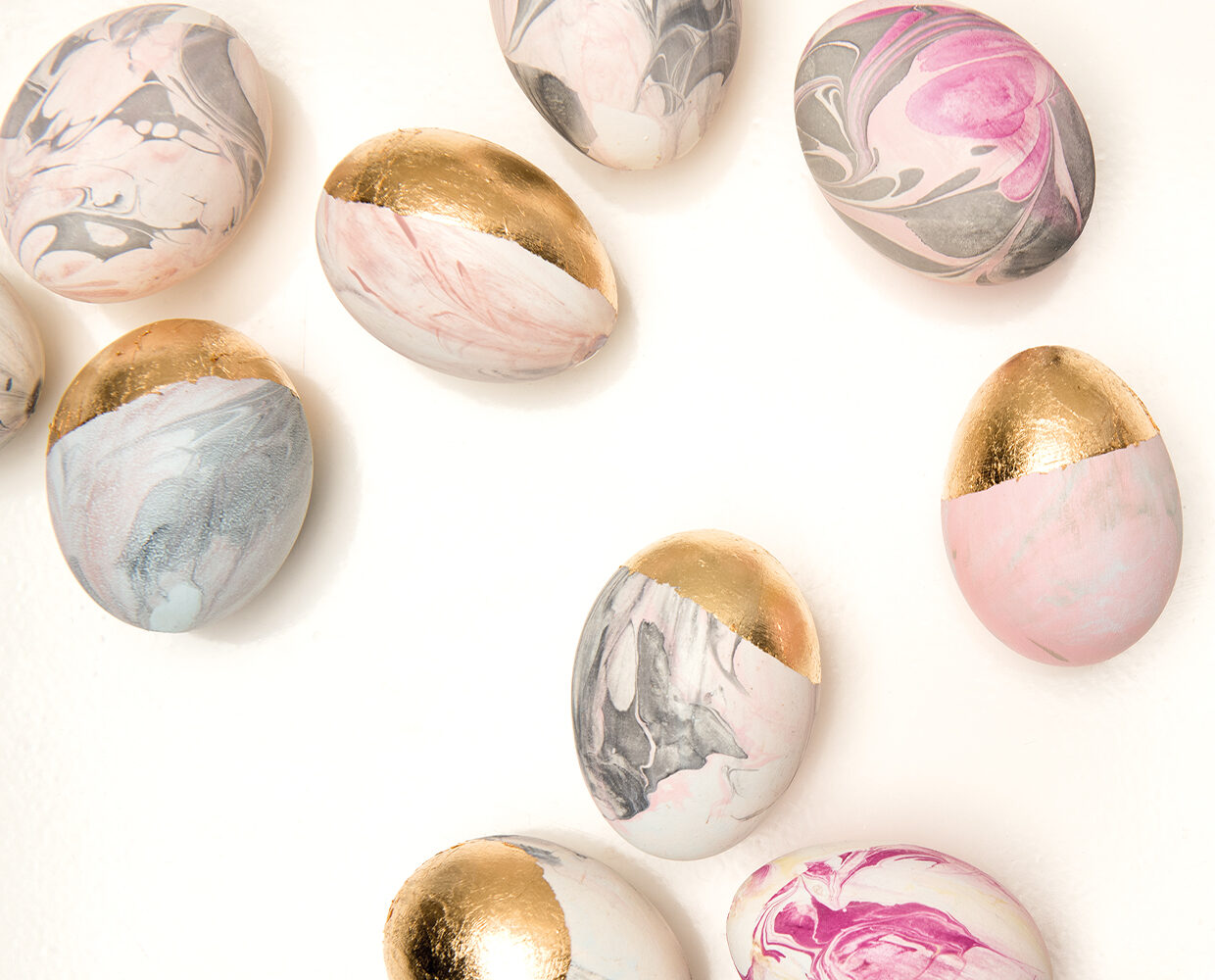 Eier marmorieren: Mit fertiger Marmorierfarbe oder aus Acrylfarben selber gemacht
