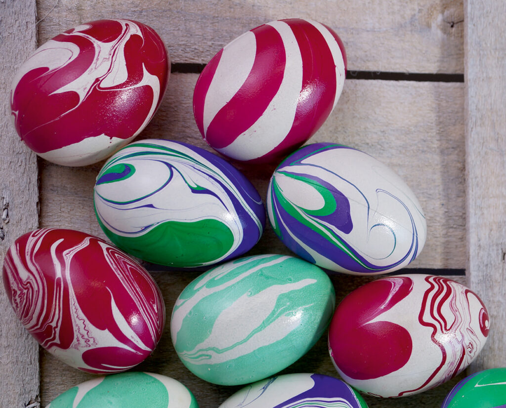 Bunte Eier: Marmorieren mit fertig gemischter Farbe