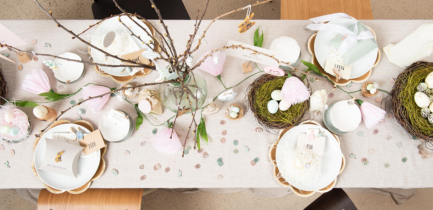 Ein langer Ostertisch sorgt für viel Freude bei den Gästen!