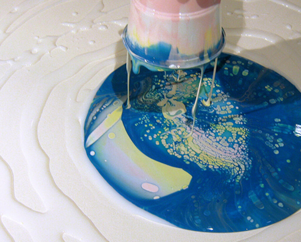 Pouring ist auch eine abstrakte Kunstform: Fluid Medium