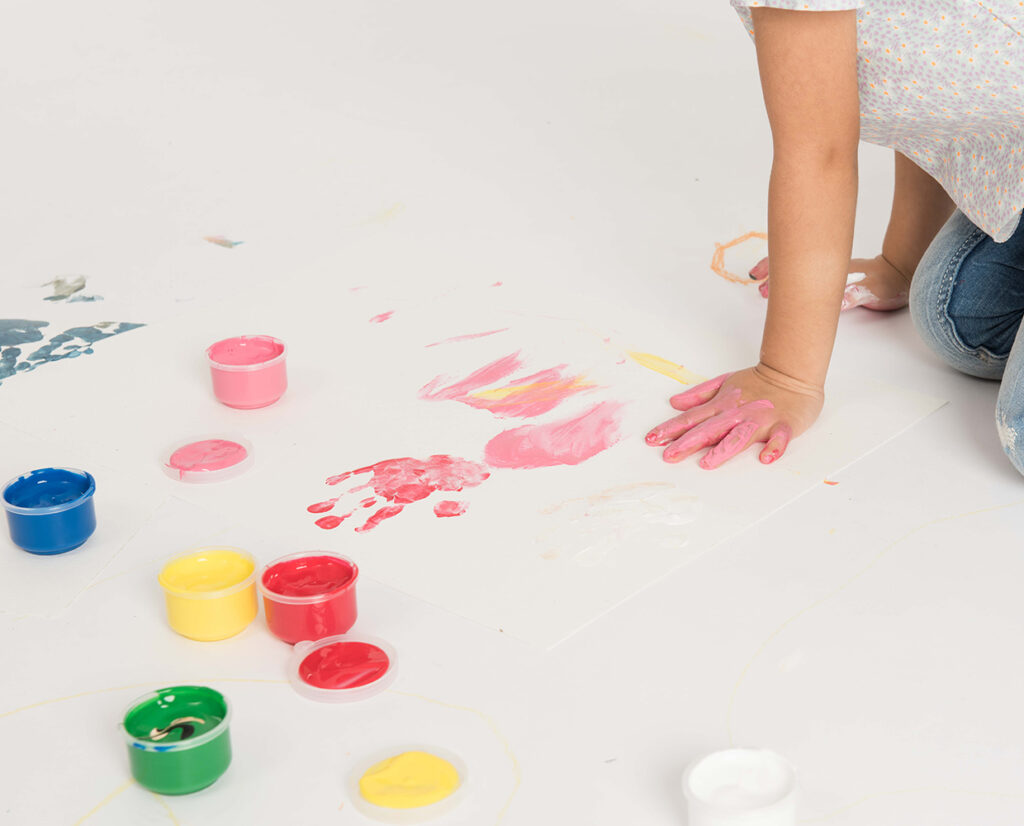 Abdrücke mit Fingerfarbe: Malen und gestalten