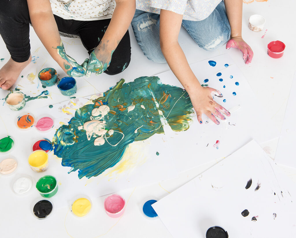 Kreativ mit Hand und Fuß: Mit Fingerfarbe malen