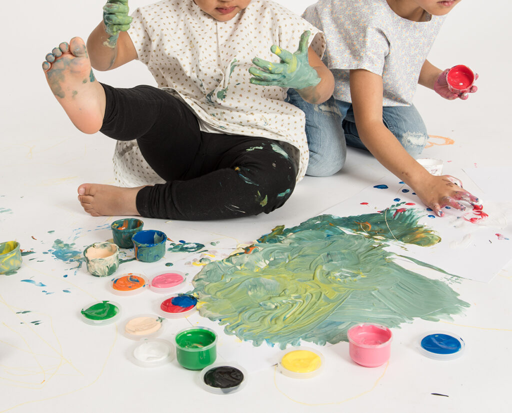Malen mit den Händen und Fingern: Fingermalfarbe