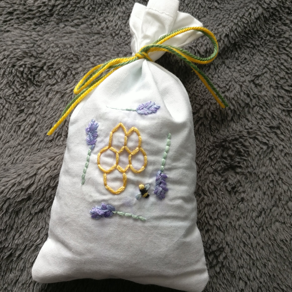 Lavendelsäckchen besticken - schöne Geschenkidee