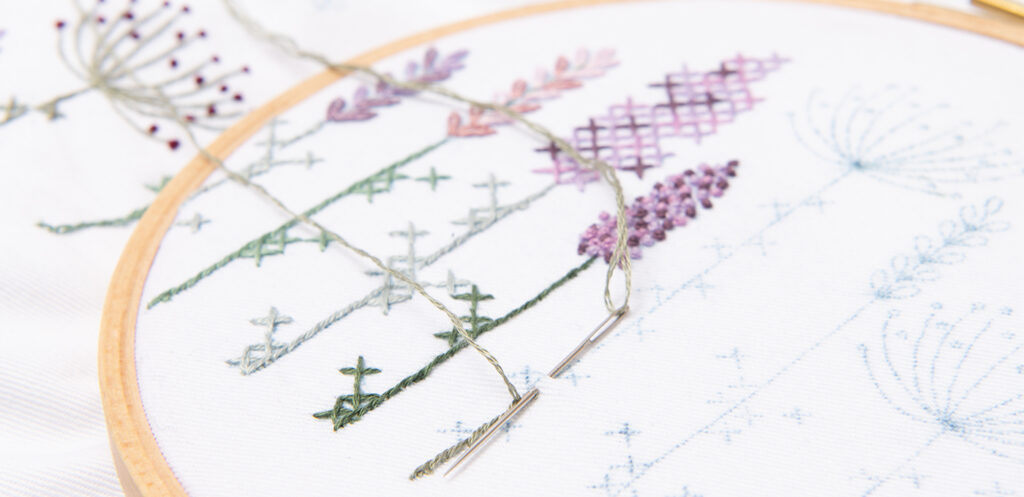 Vorgezeichnetes, florales Stickbild auf Läufer: Lavendel
