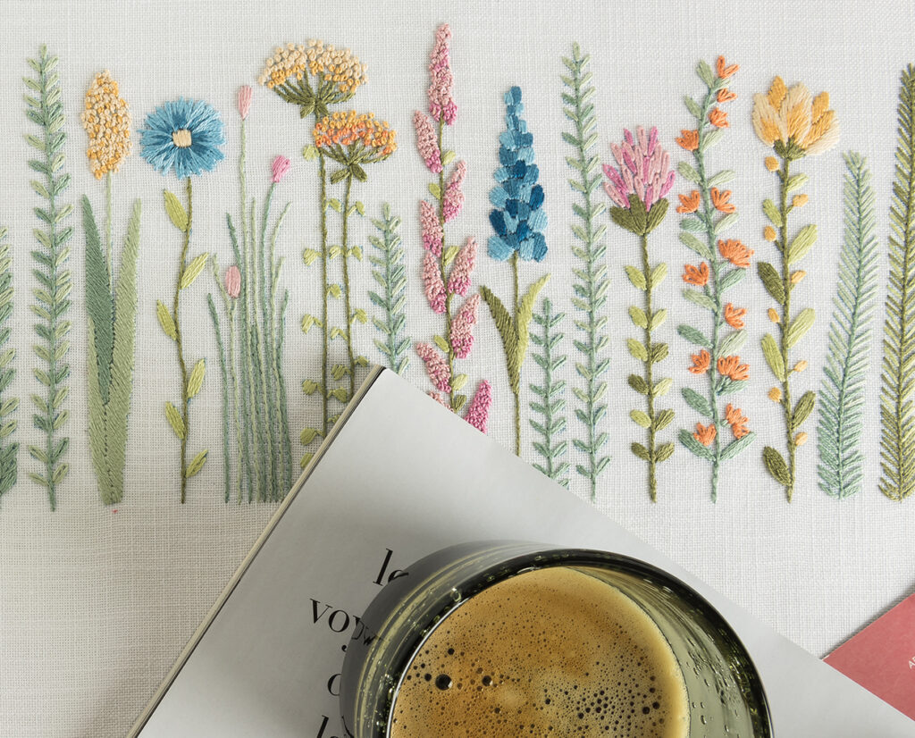 Vorgezeichnete Stickpackung: Frühlingswiese auf Tischdecke