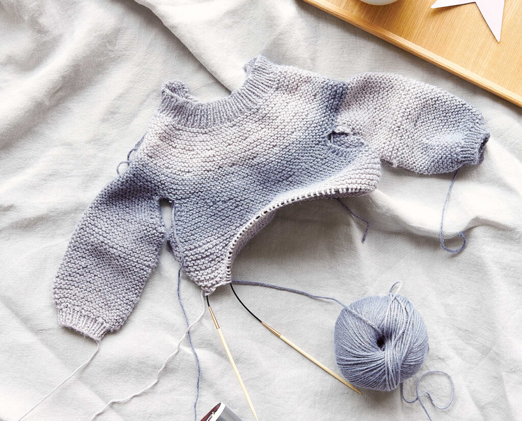In der Top-Down-Knitting-Technik kann man auch für Babys stricken