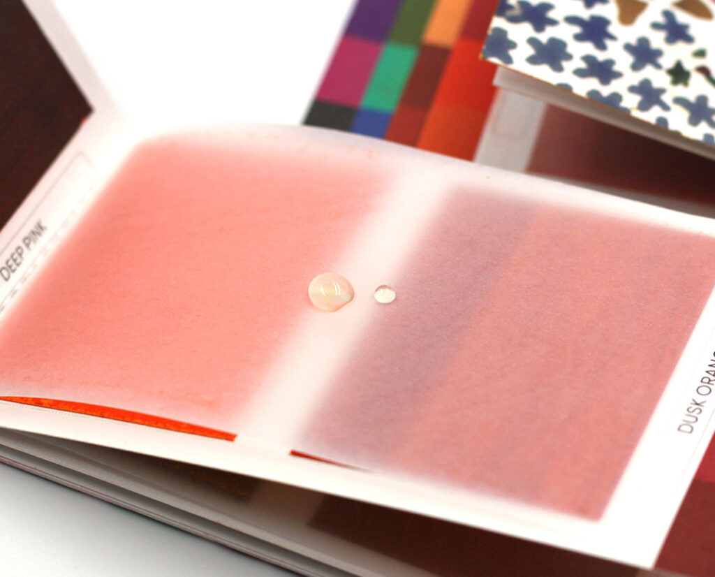 Auf dem transparentem Zwischenpapier perlt das Wasser ab - ideal zum Vermischen eigener Farben
