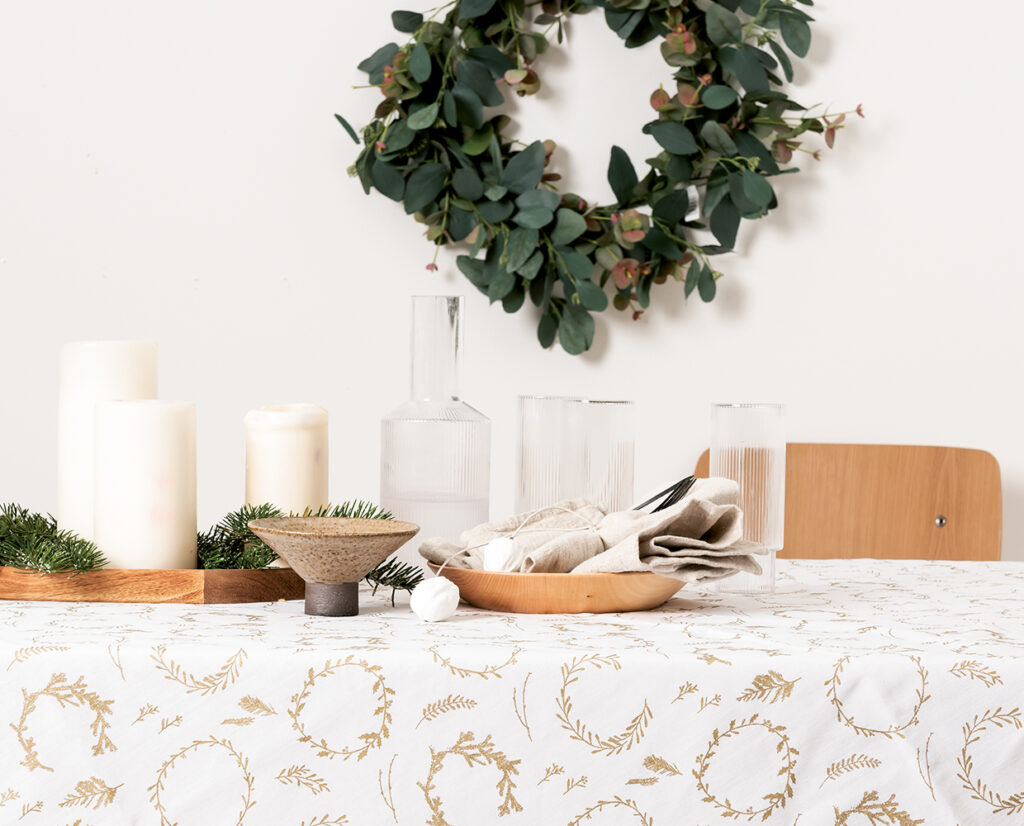 Weihnachtlich gedeckte Tafel: Dekorative Stoffe für Platzdecken und Servietten