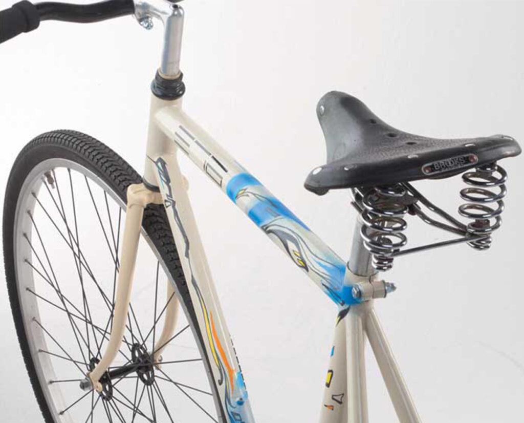 Wetterfester Acrylmarker: Dieser haftet sogar auf einen metallischen Fahrradrahmen 