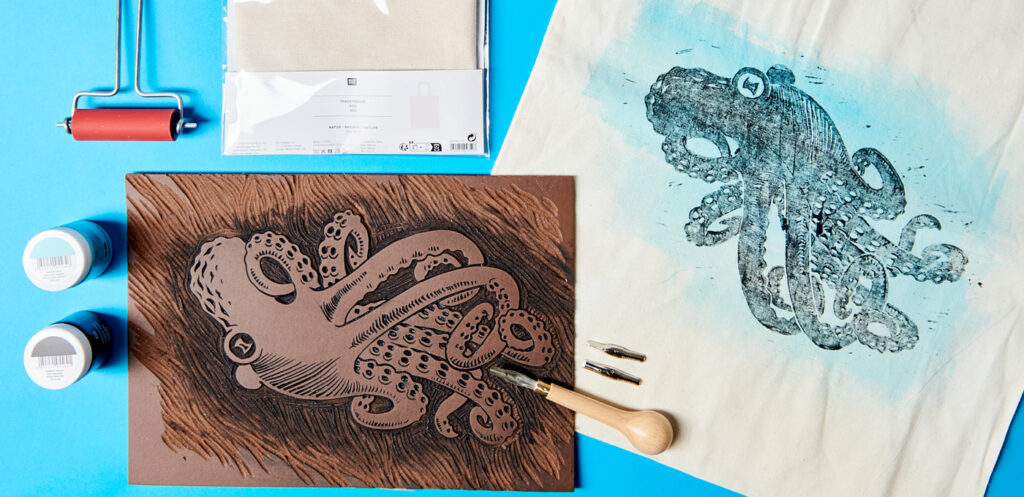 Linolschnitt Oktopus mit Werkzeug und Linolplatte