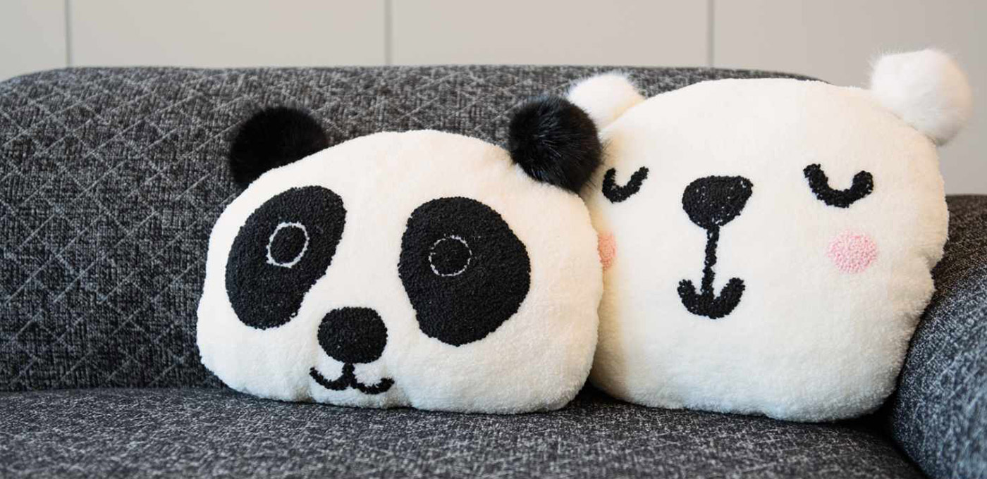 Teddystoffe und Teddys als Kissen: Mit Plüsch nehmen sollten man ein bisschen umsichtig sein