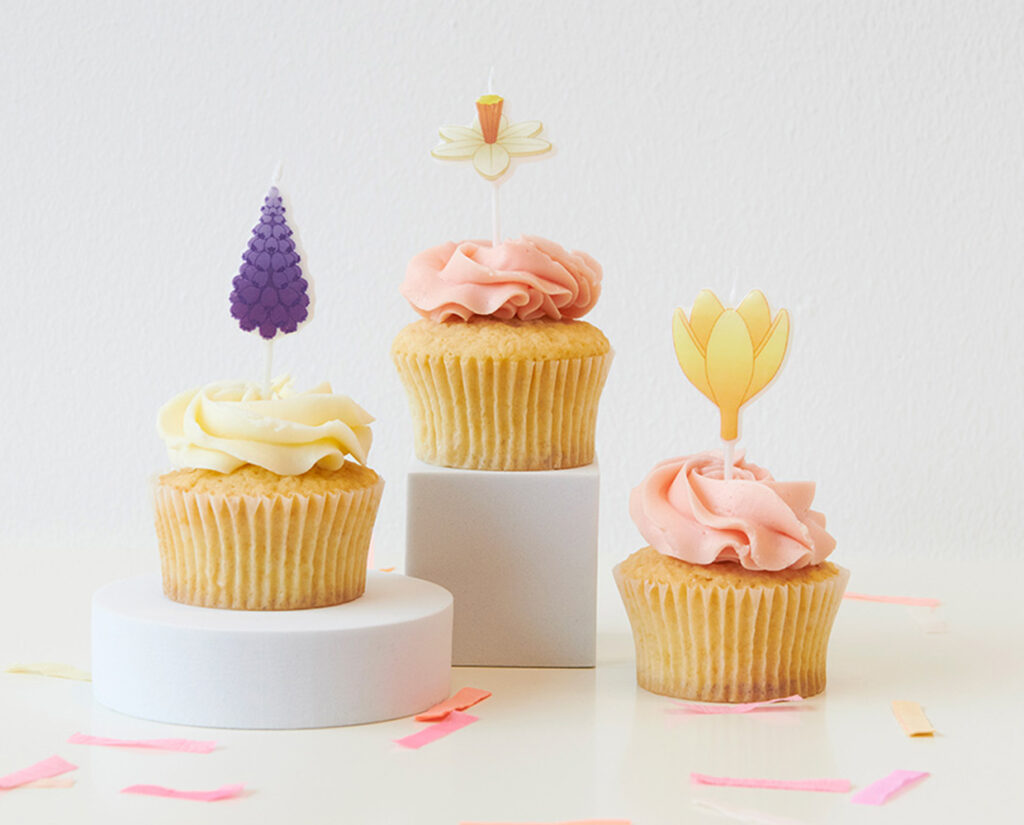 Cupcake mit floralen Motivkerzen bestücken