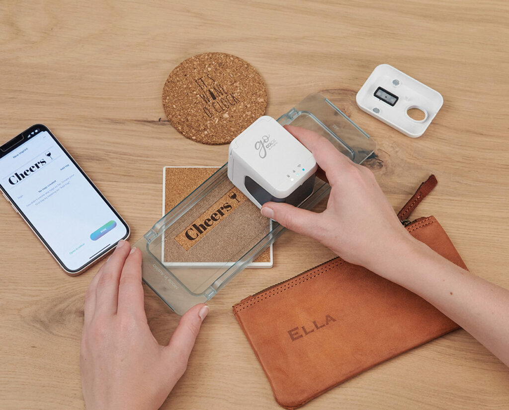 Kork und Holz Artikel bedrucken mit dem Colop e-Mark Stempel