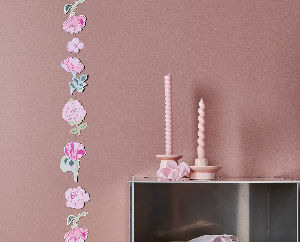 Genähte Girlanden sind ein tolles, dauerhaftes Deko-Element, hier mit Rosen