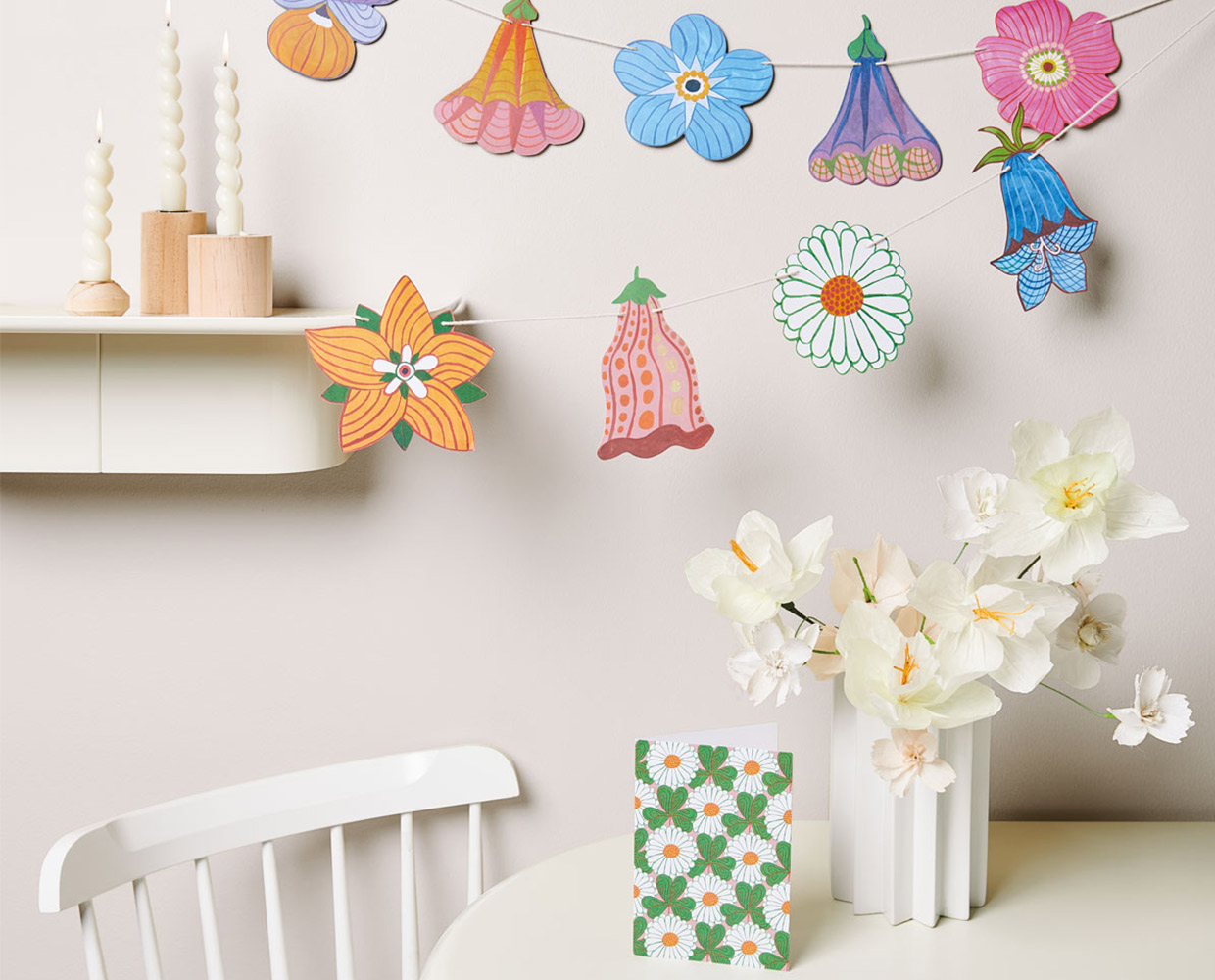 Girlanden mit vorgestanzten, floralen Motiven lassen sich individuell zusammenstellen