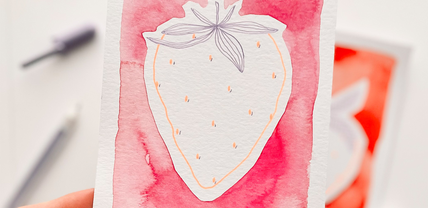 Mixed Media Erdbeere: Aquarellhintergrund in Rot und Erdbeere aus Gelstiften