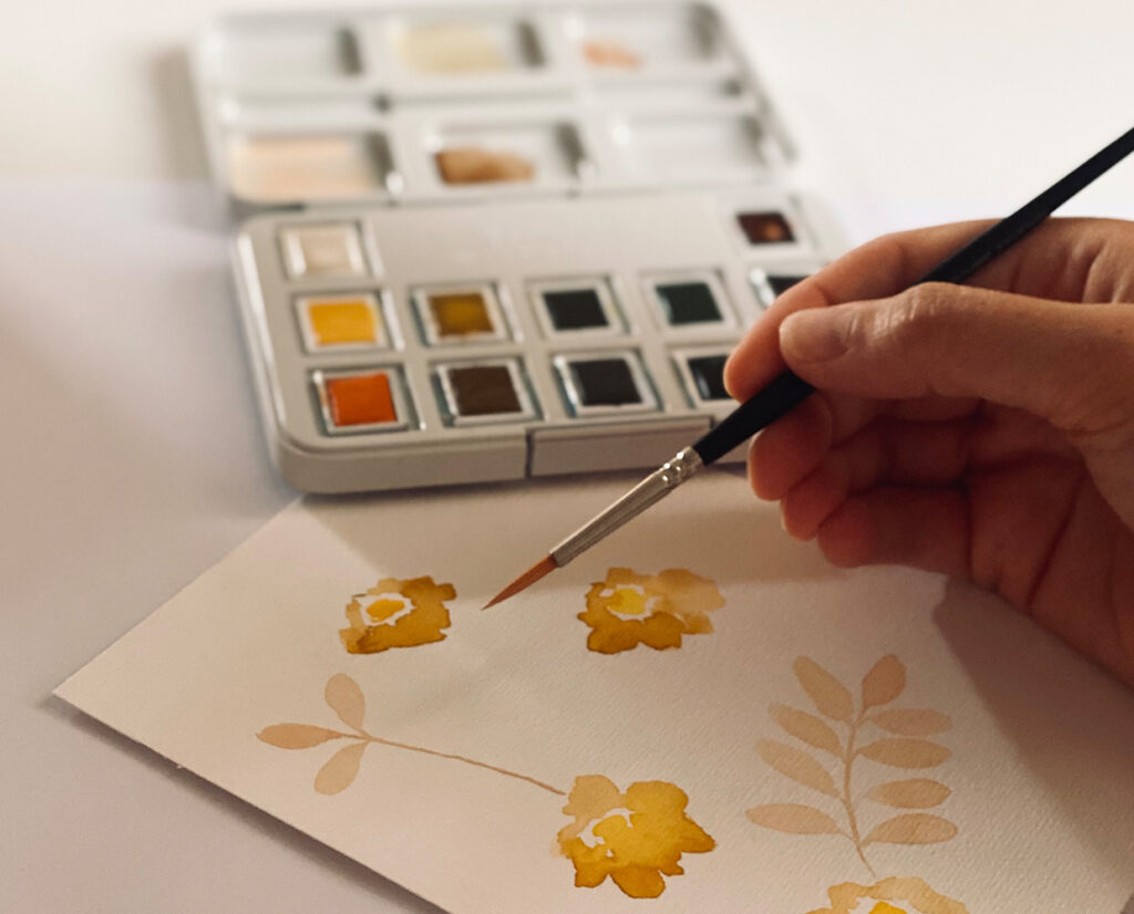 Florales Blumenbild gemalt mit Aquarellpinsel, daneben die Pocket Box