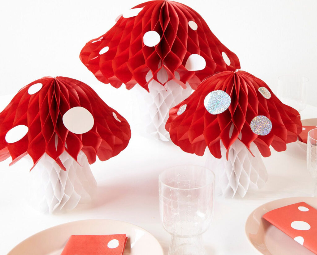 Pilz-Wabenpapier für die herbstliche Geburtstagstafel einfach kombinieren