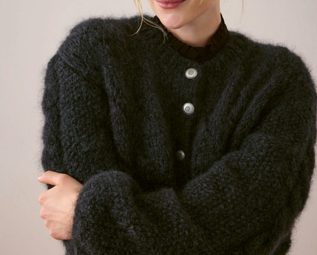 Nahaufnahme der Jacke mit Zopfmuster