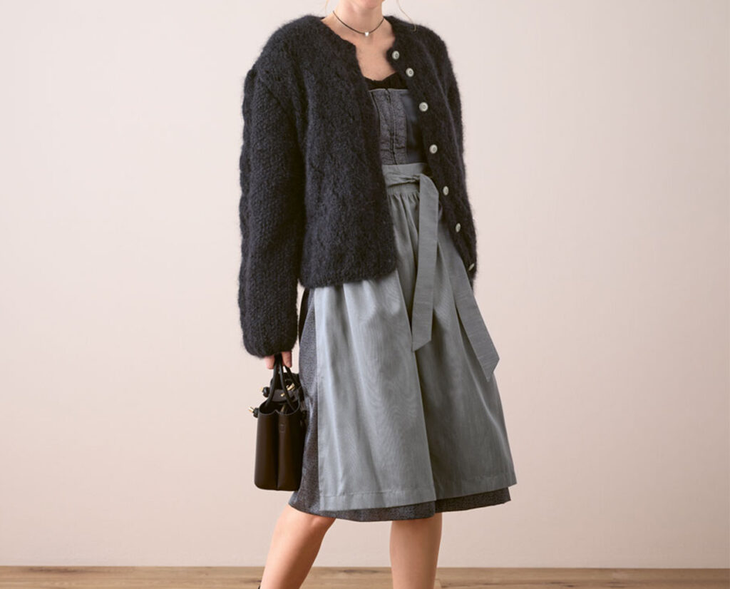 Nahaufnahme der Jacke mit Zopfmuster