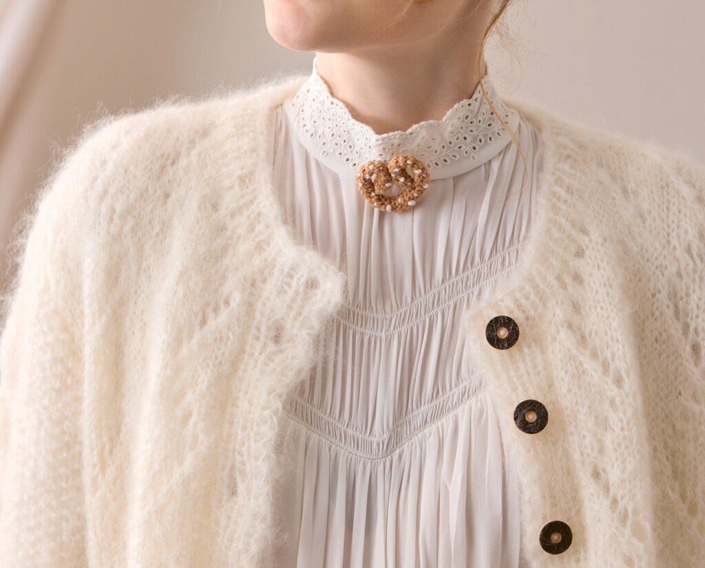 Weiße Bluse und weiße Trachtenjacke