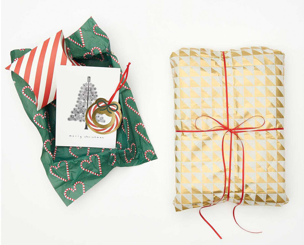 Weihnachtsgeschenke mit Seidenpapier Verpacken