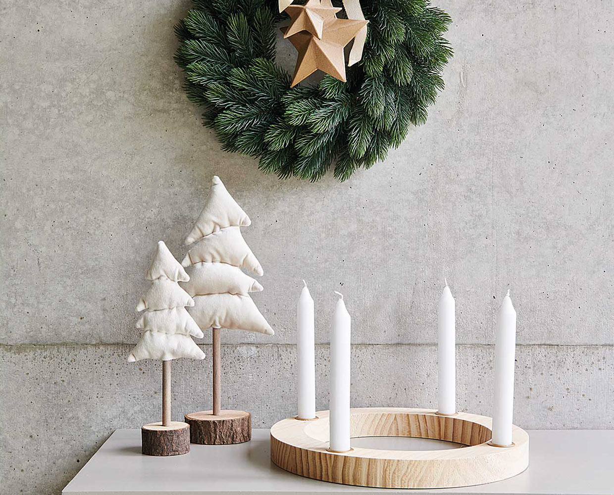 Dekorativer Adventsring wirkt ganz modern und zurückhaltend