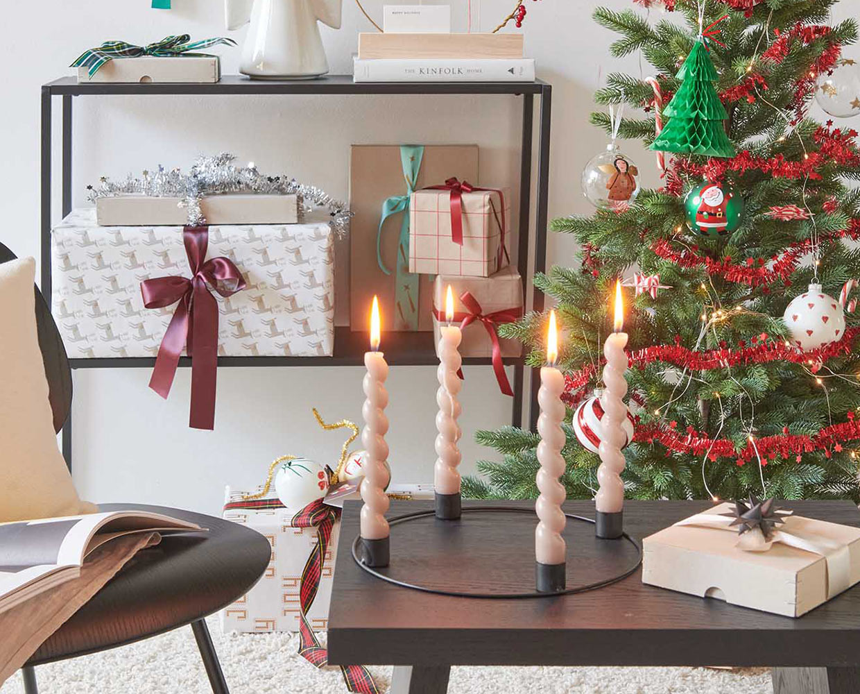 Schlichtes & modernes Adventsgesteck aus Metall mit Stabkerzen