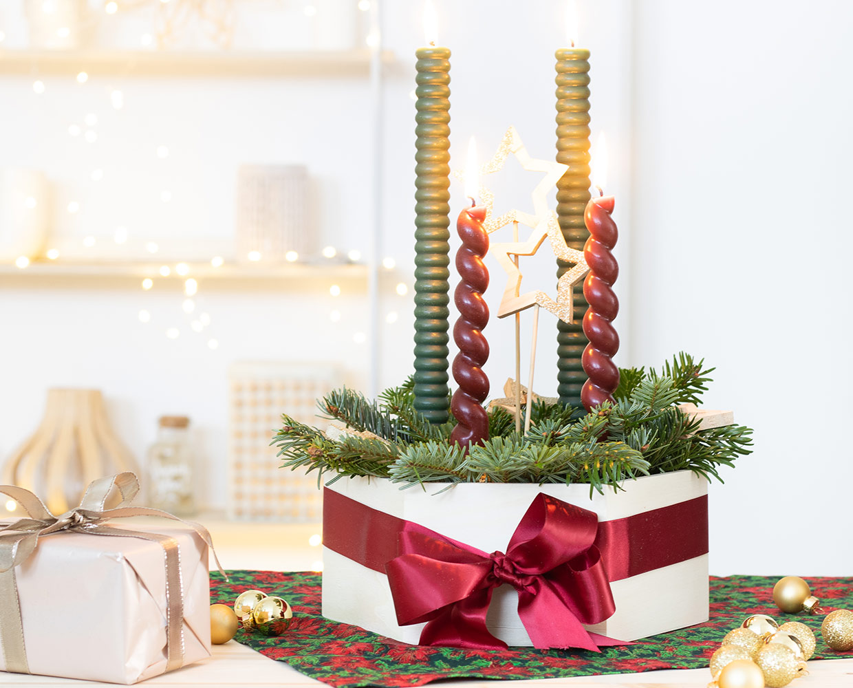 Moderne Adventsgesteck selber machen: mit Tannengrün und Holztablett