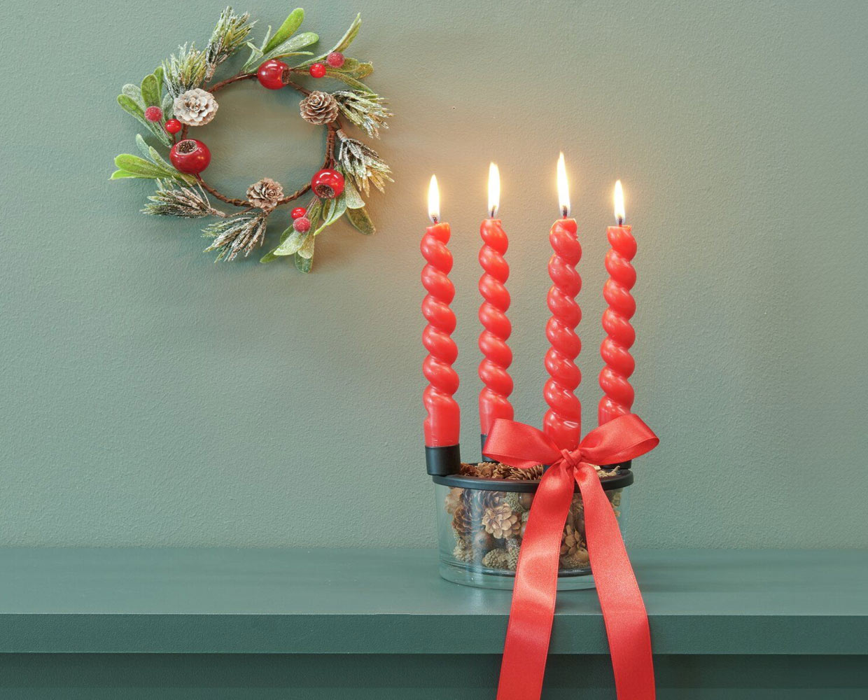 Kerzenhalterung aus Glas für ein modernes Adventsgesteck: selber machen mit Naturmaterialien