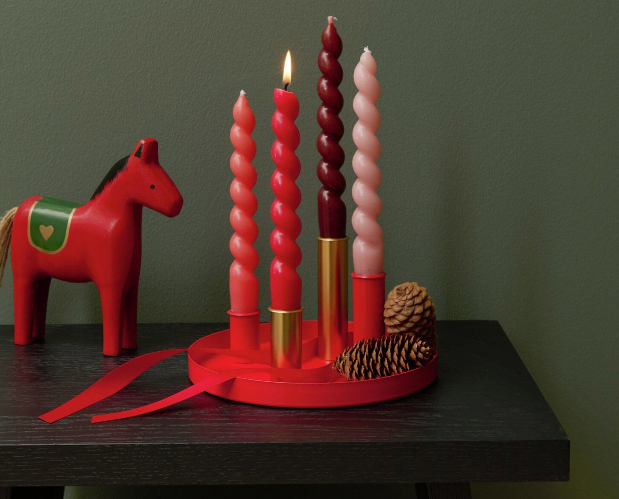 Aus Metalltablett und Stabkerzen: Farblich passendes Adventsgesteck selber machen