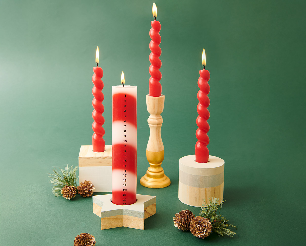 Einzelne Kerzenhalterungen aus Holz als natürliches Adventsgesteck