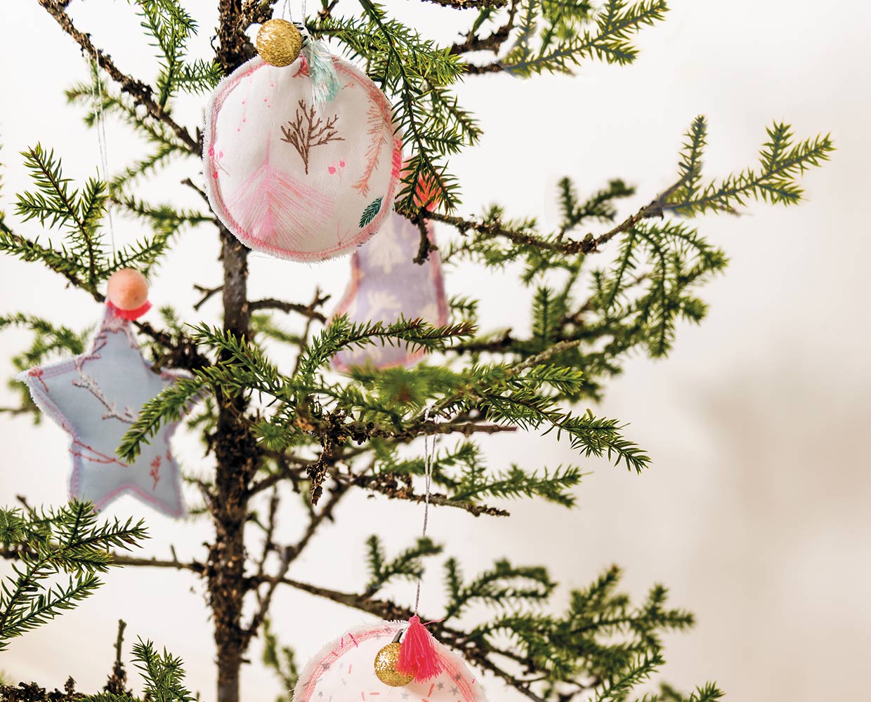 Kreisrund, sternenförmig oder als Tannenbaum: Anhänger in den unterschiedlichsten Formen nähen