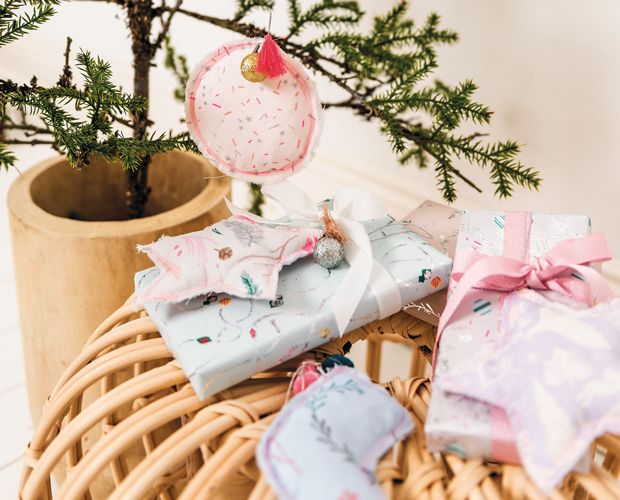Stern nähen und als dekorativer Anhänger an Baum, Geschenken und Sträuchern platzieren