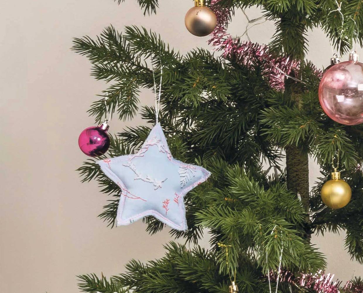 Stern nähen und als Tannenbaum Anhänger verwenden.