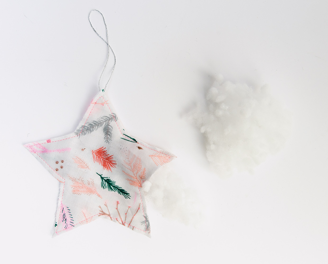 Genähten Stern mit Füllwatte befüllen.