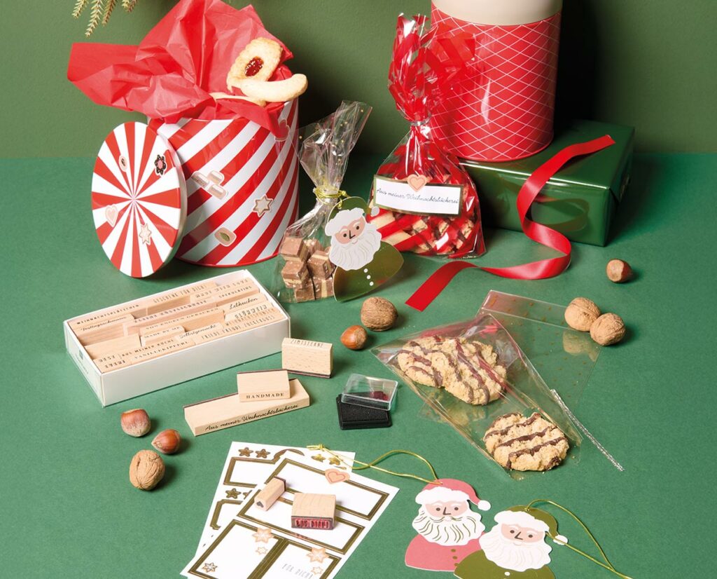 Eine riesige Auswahl an Keksverpackungen: Dosen, Tüten, Beutel