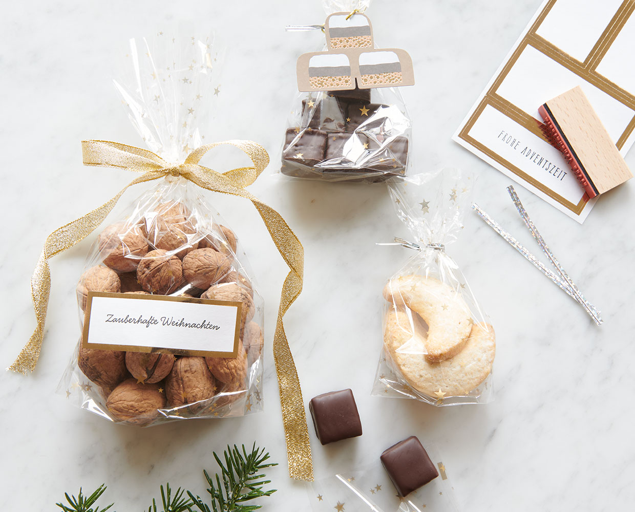 Kekse verpacken in schönen transparenten Kekstüten