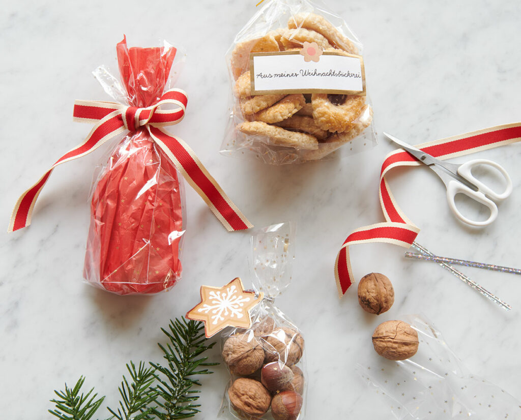 Nüsse, Mandeln, Vanillekipferl - Schleife drum und fertig eingepackt sind die Süßigkeiten