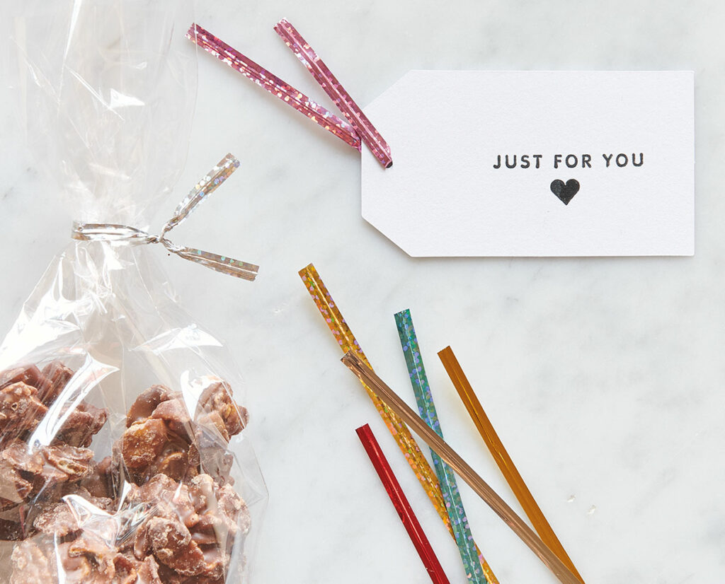 Selbstgemachte Anhänger mit passenden Verschlüssen: Material zum Kekse Einpacken