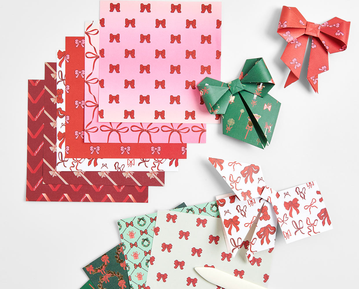 Schleifen aus Origami Papier Falten