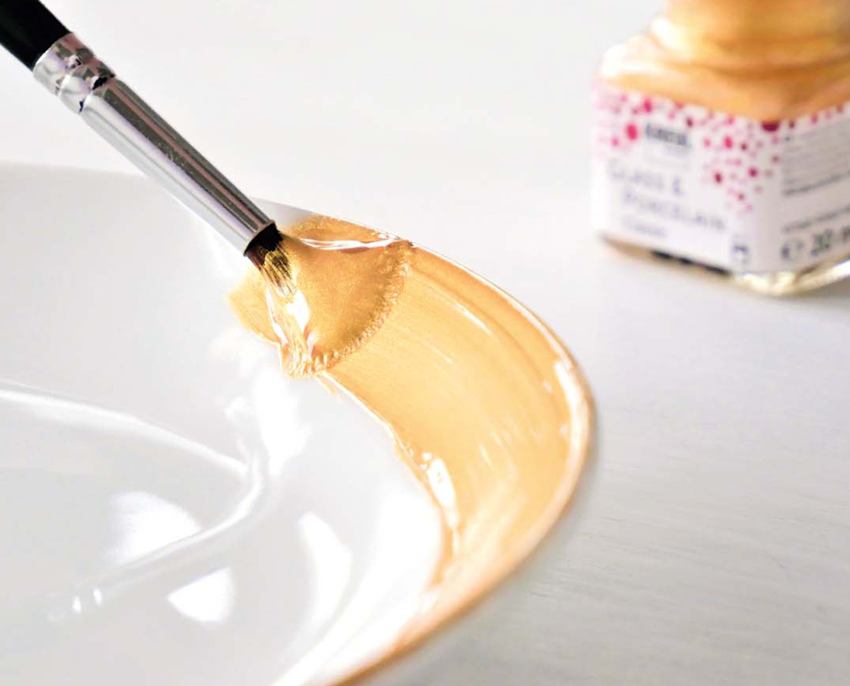 Teller, Becher oder Gläser: mit Keramikfarbe goldene Highlights setzen