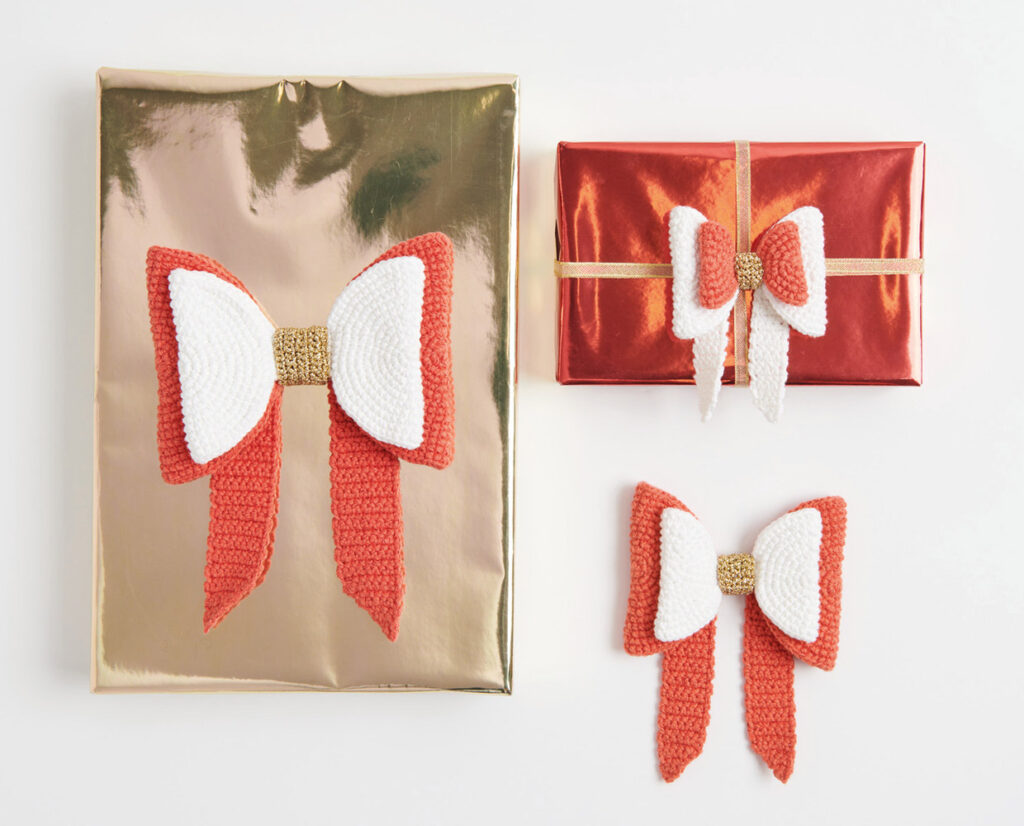 Gehäkelte Schleifen zum Verzieren von Geschenkverpackungen